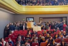 Vlora prej tre ditësh pa ujë të pijshëm, qytetarët ndërpresin me forcë mbrëmjen festive të bashkisë