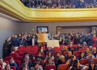 Vlora prej tre ditësh pa ujë të pijshëm, qytetarët ndërpresin me forcë mbrëmjen festive të bashkisë