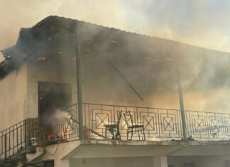 Flakët përpijnë banesën dykatëshe në Gramsh