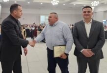 I shpëtoi jetën qytetarit nga djegia pas shpërthimit të molotovit në protestën e PD, efektivi nderohet me çmim