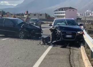 Aksident/ Përplasen “kokë më kokë” dy makina, plagoset një person