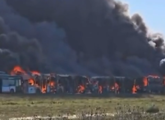 Policia jep detaje pë zjarrin/ Parku me autobusë të vjetër u përfshi nga flakët