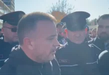 “As unë nuk jam larë, kam qenë në terren!”, Drejtori i Përgjithshëm i Ujësjellësit shkon në protestën e qytetarëve: Sonte në mesnatë nis furnizimi me ujë