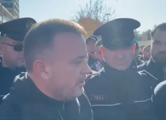 “As unë nuk jam larë, kam qenë në terren!”, Drejtori i Përgjithshëm i Ujësjellësit shkon në protestën e qytetarëve: Sonte në mesnatë nis furnizimi me ujë