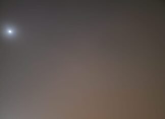 Mjergulla e dendur mbulon krejtësisht Elbasanin. Shihen vetëm dritat disa metra larg