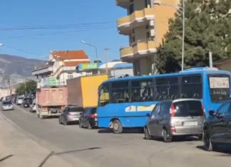 Kthimi i emigrantëve dhe lëvizjet për festat e fundvitit/ Unaza e Elbasanit ‘paralizohet’ nga trafiku