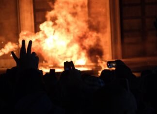 Kryeministria përfshihet nga flakët, zjarrfikësit shuajnë zjarrin