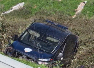 Përplaset me një Benz, furgoni i FNSH përfundon në kanal, dy efektivë në spital