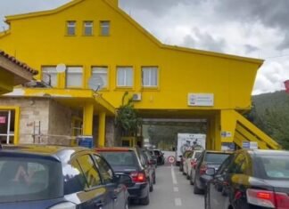 Emigrantët dynden në atdhe për festat e fundvitit/ Rritet fluksi në pikën kufitare të Kapshticës, po punohet me tre sportele në hyrje dhe dy në dalje