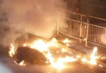 Protestuesit hodhën molotovë para kryeministrisë! Dy policë të plagosur! Efektivë të kriminalistikës zbarkojnë në terren