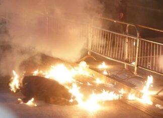 Protestuesit hodhën molotovë para kryeministrisë! Dy policë të plagosur! Efektivë të kriminalistikës zbarkojnë në terren