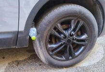 Shishe plastike në gomat e makinës, truku më modern i grabitësve, ja si duhet të mbrohen shoferët