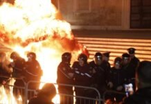 Protesta e opozitës përpara Kryeministrisë, disa të shoqëruar!