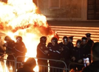 Protesta e opozitës përpara Kryeministrisë, disa të shoqëruar!