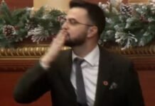 Shabani hyn ‘mes’ fërshëllimave në Kuvend, betohet mes kaosit, ‘një puthje edhe për opozitën’