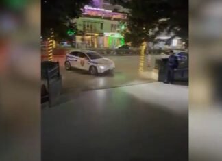 Ngjarje e rëndë në Tiranë/ 20-vjeçarja braktis foshnjen në ballkon pas lindjes e cila ndërron jetë, prangoset nga policia