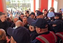 “Haram votat tona, maskarenj!” Pesë ditë pa ujë, qytetarët e Vlorës protestë, tentojnë të futen në godinën e Bashkisë. Ndalohen nga policia