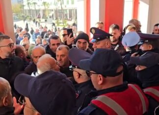 “Haram votat tona, maskarenj!” Pesë ditë pa ujë, qytetarët e Vlorës protestë, tentojnë të futen në godinën e Bashkisë. Ndalohen nga policia
