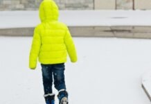 Djali 11-vjeçar lihet në këmbë në dëborë nga autobusi sepse nuk kishte biletë, ecën 6 km i vetëm në të ftohtë