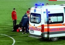 Ankth në ndeshjen Partizani-Elbasani. Një lojtar bie pa ndjenja në fushë. Video