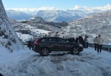 Aksi Librazhd-Bulqizë i mbuluar nga dëbora, bllokohen qindra turistë