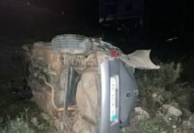 Humb kontrollin automjeti dhe del nga rruga, plagosen dy të rinj