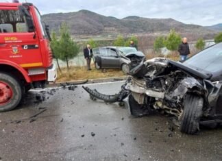 Përplasen tre automjete në aksin Elbasan-Cërrik, disa të plagosur në spital