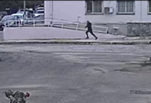 Momenti kur i burgosuri ALTIN NDOCI arratiset pasi u hodh nga kai i tretë i spitalit. Polici e ndjek