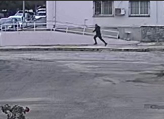 Momenti kur i burgosuri ALTIN NDOCI arratiset pasi u hodh nga kai i tretë i spitalit. Polici e ndjek