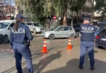 Babai plagos vajzën dhe një kalimtar në Durrës, policia në kërkim të autorit