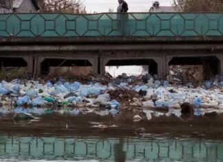 AFP: Lumenjtë e ‘pushtuar’ nga mbeturinat në Shqipëri shkaktojnë përmbytjet vdekjeprurëse