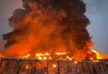 Digjet një fabrikë e prodhimit të dyshekëve në Gjakovë! Evakuohen punëtorët