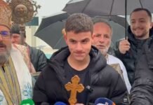 Dita e Ujit të Bekuar në Elbasan: 14-vjeçari Hermes Halili kap Kryqin mes shiut dhe të ftohtit