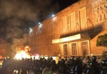 Molotovët drejt Kryeministrisë, plagosen disa efektivë, merren nga ambulanca