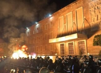 Molotovët drejt Kryeministrisë, plagosen disa efektivë, merren nga ambulanca