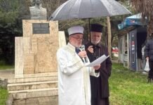 Manifestim sërish i tolerancës fetare në Elbasan! Prifti ortodoks i mban çadrën myftiut të Elbasanit