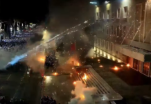 Fishekzjarre dhe molotov para Kryeministrisë, policia përdor gaz lotsjellës