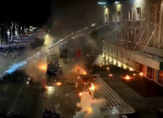 Fishekzjarre dhe molotov para Kryeministrisë, policia përdor gaz lotsjellës