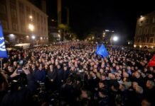 Nis zyrtarisht protesta e Partisë Demokratike, qindra qytetarë mblidhen para Kryeministrisë