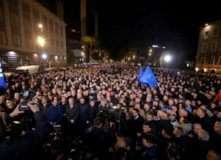 Nis zyrtarisht protesta e Partisë Demokratike, qindra qytetarë mblidhen para Kryeministrisë