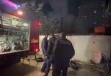 Zjarri përfshin disa banesa në Lushnje. Një vajzë dërgohet në spital e asfiksuar nga tymi