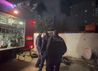 Zjarri përfshin disa banesa në Lushnje. Një vajzë dërgohet në spital e asfiksuar nga tymi