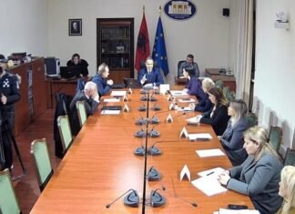 Nisin ndryshimet në tekstet shkollore