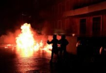 Tensione të shtuara para Kryeministrisë! Protestuesit hedhin molotov e tentojnë të heqin kangjellat, policia nuk kursen përdorimin e ujit me presion