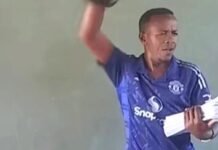 Mësuesi kenian bëhet viral, ai u mësoi nxënësve të tij himnin e Manchester United!