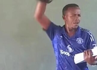 Mësuesi kenian bëhet viral, ai u mësoi nxënësve të tij himnin e Manchester United!
