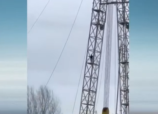 E rëndë në Kuçovë/ Nuk ka marrë pagën prej 2 muajsh, punonjësja e pastrimit ngjitet në majë të kullës (VIDEO)