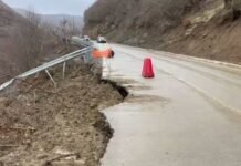 Plasaritje alarmante në rrugën Maliq–Gramsh/ Rrezikohet aksi alternativ drejt Tiranës, vështirësohet qarkullimi