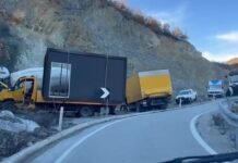 Fluksi i lartë i automjeteve bllokon qarkullimin në aksin Lozhan-Moglicë-Gramsh