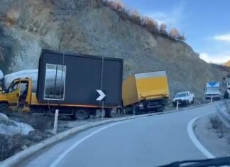 Fluksi i lartë i automjeteve bllokon qarkullimin në aksin Lozhan-Moglicë-Gramsh